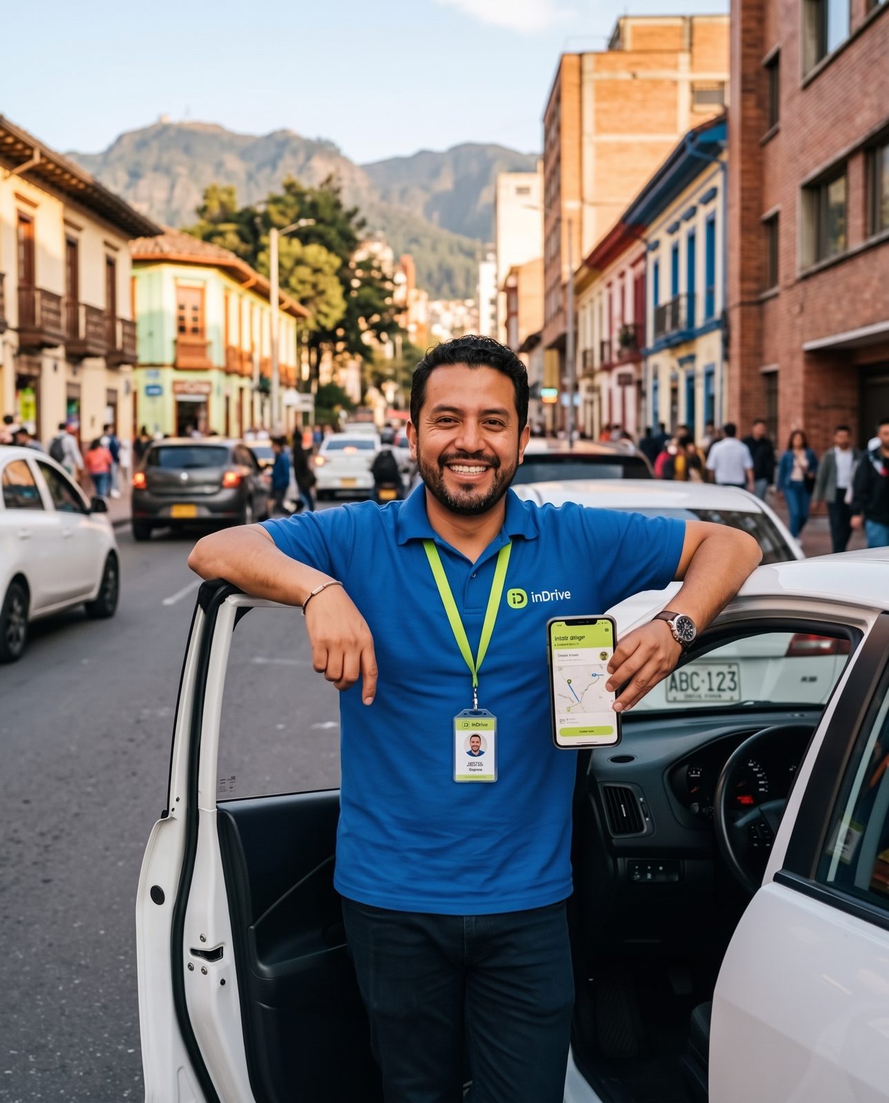 Conductor activo de inDrive junto a su vehículo